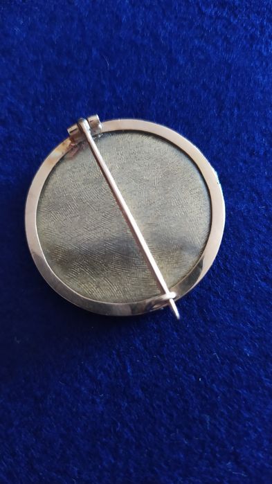 Pregadeira de ouro com prata e diamantes