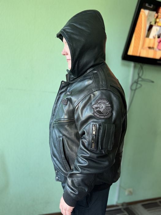 Очень тёплая зимняя flight jacket из 100% натуральной кожи телёнка, цвет — чёрный.