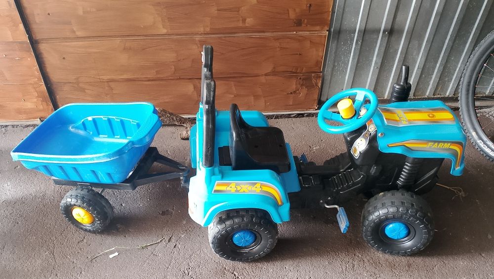 Traktor na pedały z przyczepa dla dziecka