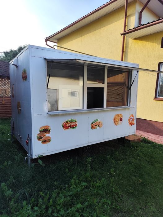 продається торговий кіоск на колесах з документами.