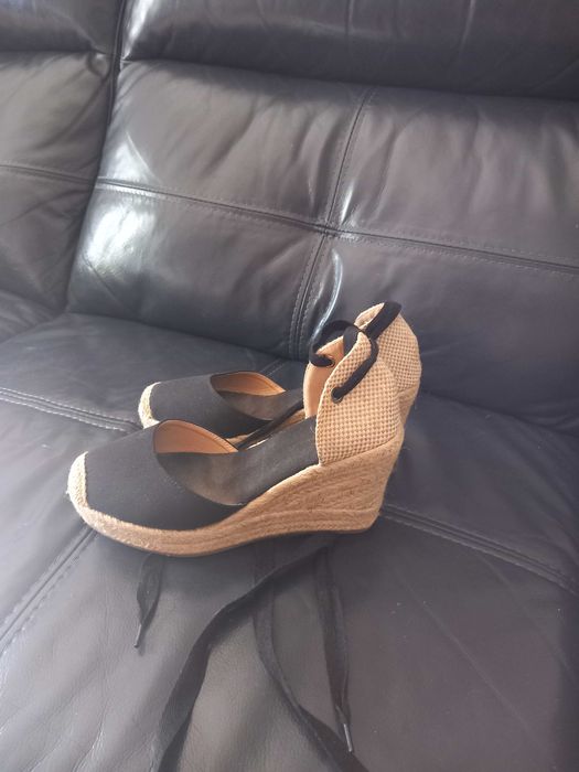 SAPATOS DIEKMAN PRETOS COM CUNHA E FITA