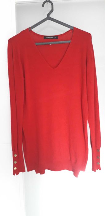 Pullover vermelho, com decote em V