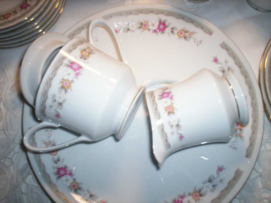 serviço de chá com motivos florais