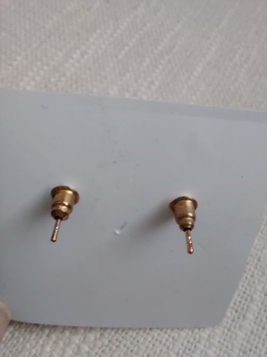 Brincos em forma de gota com pedras brilhantes e pretas
