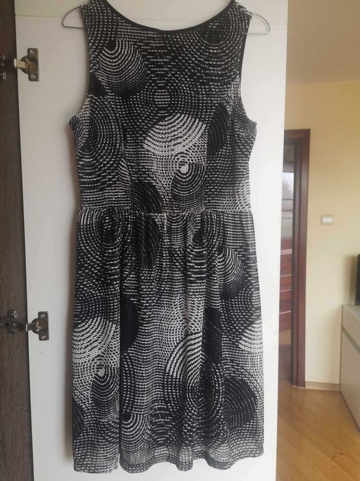 Zwiewna Sukienka do kolana do biura i na imprezę