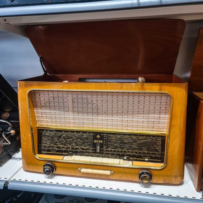 Rádio WEGA Vintage com Gira-Discos Integrado