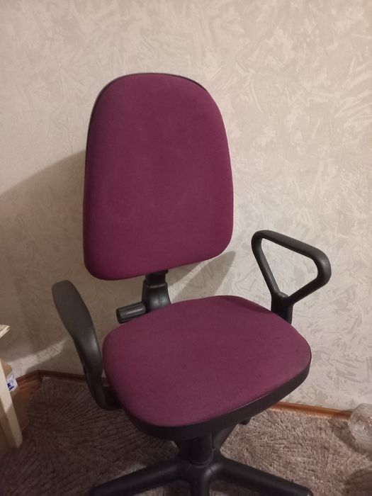 Офісне крісло в хорошому стані