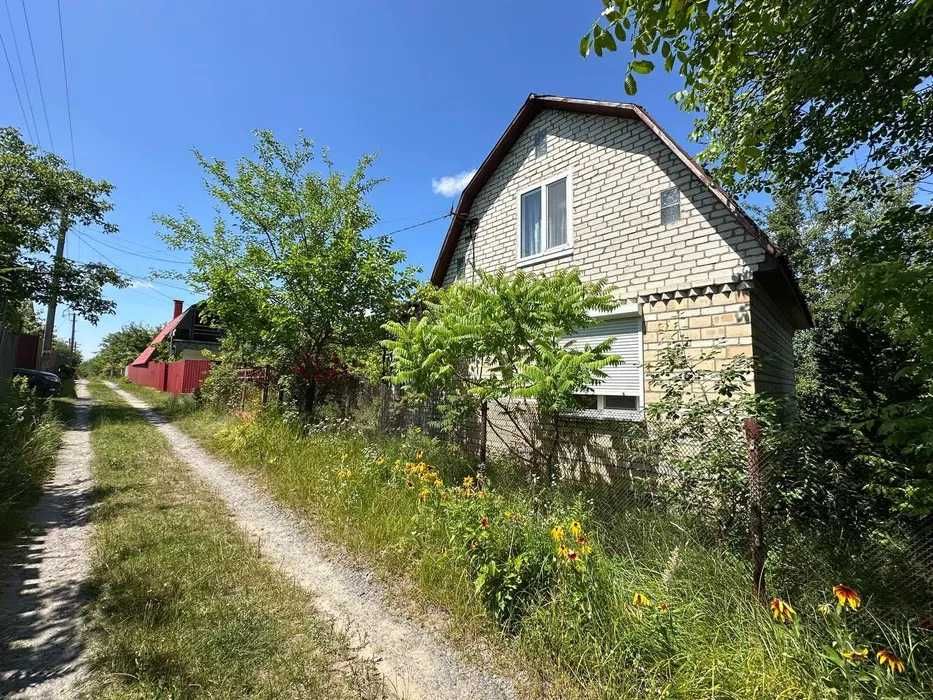 Продам дачу с.Новосілки.Підсобні приміщення,криниця,камін