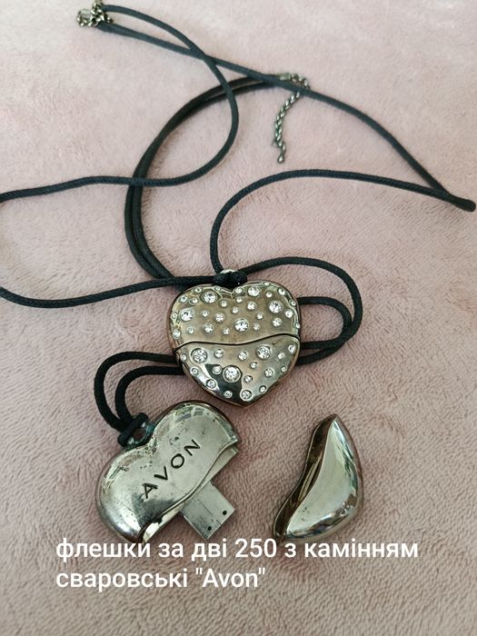 Прикраси з натуральних каменів,флешки з каменями Сваровські.