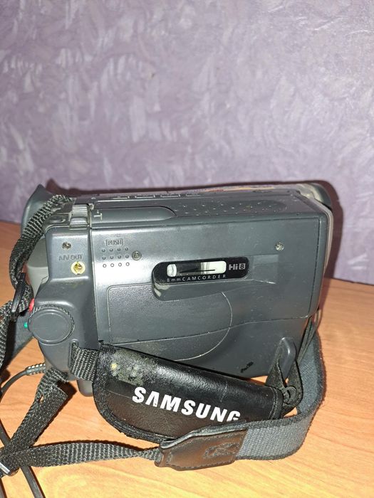 Відеокамера Samsung VP-W87 комплект

Продам відеок