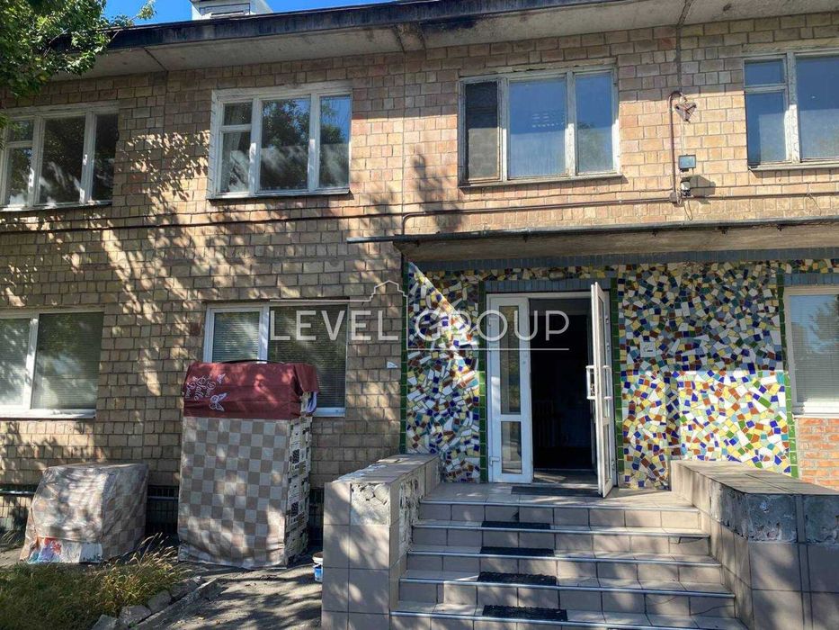 Продаж окремої будівлі на великій земельній ділянці на Старій Дарниці