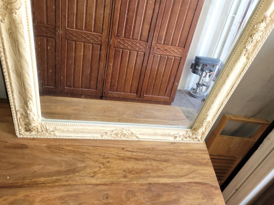 Lustro w drewnianej ramie