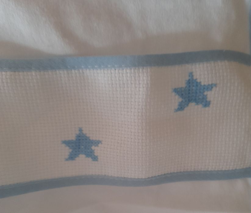 Fralda tapa ovo azul bordada em ponto cruz