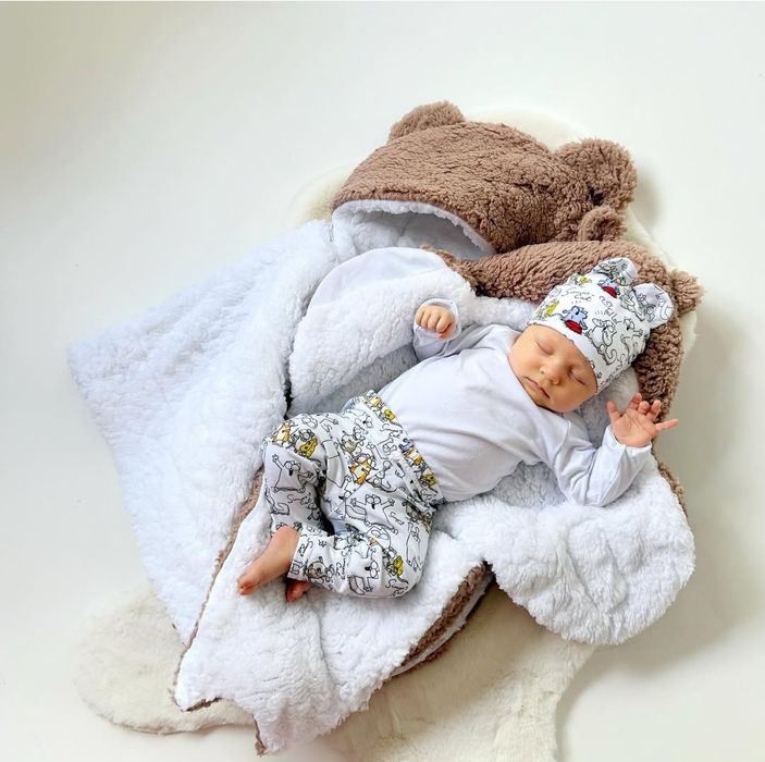 Продам набір на виписку.