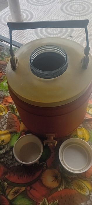 Termo para agua fresca capacidade de 5 l com torneira tuda a funcionar