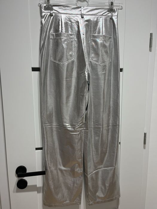 Metaliczne spodnie z szeroką nogawką