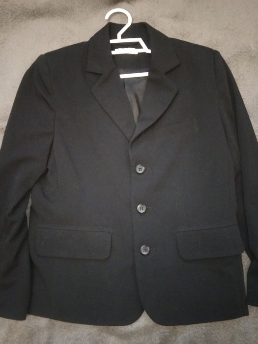 Безкоштовно віддам шкільні піджаки,рубашки  та жилети для хлопчика