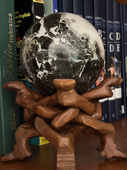 Suporte de madeira com bola de granito polida