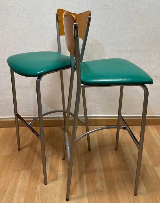 Nove cadeiras de bar altas com um design de meados do século,