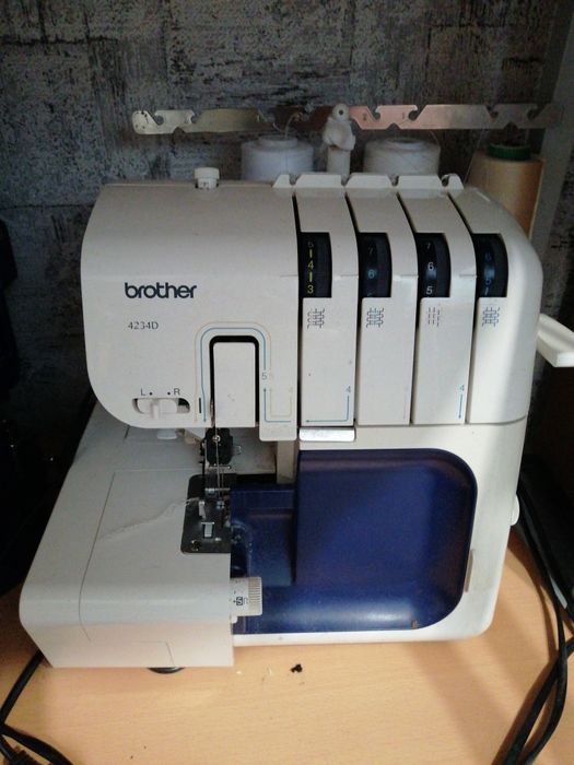 Продаю побутову швейну машинку, оверлок, скорняжку.