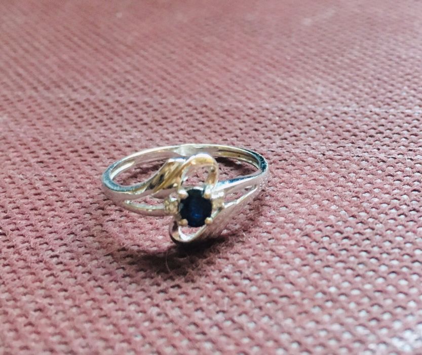 Изящное кольцо Zarina белое золото с сапфиром и бриллиантами оригинал