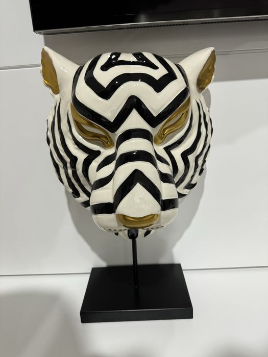 Tres estatuas decorativas