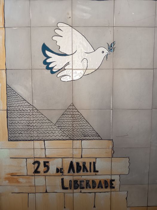 Painel cerâmico 25 de Abril