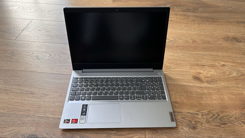 Lenovo IdeaPad 3 15" Computer in excellent condition with invoice64283912563330120