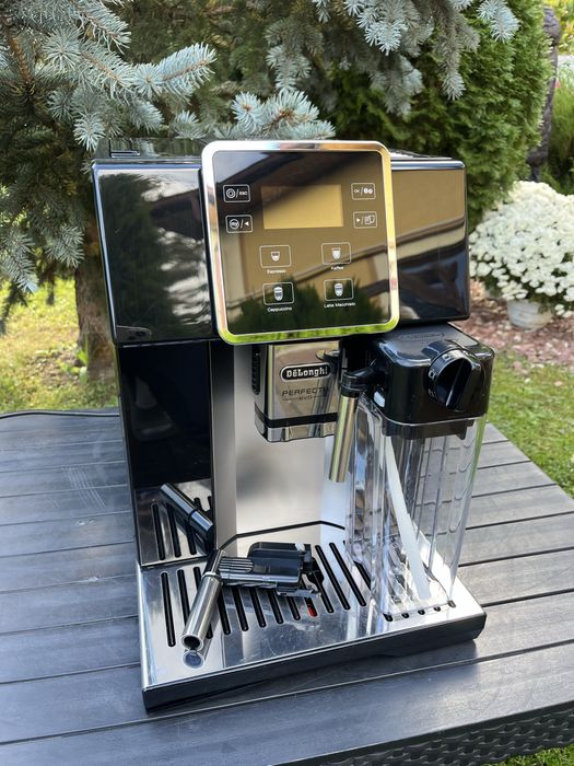 Автоматична кавомашина Delonghi Perfecta EVO 2022 рік, пробіг усього 1900 чашок. Гарантія 6 місяців