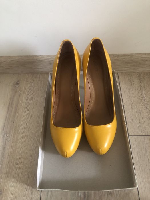 Żółte szpilki Kazar