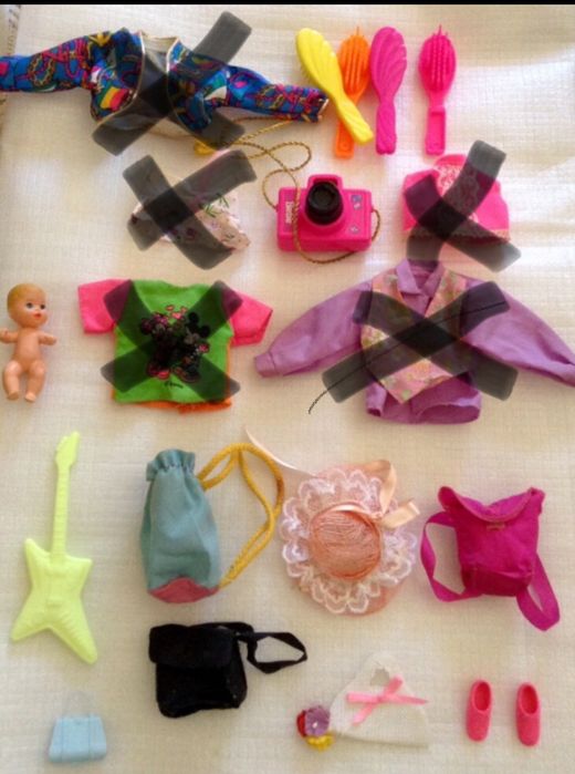 Bebé e acessórios Barbie (saco cama, sapatos, escova, malas, chapéu)