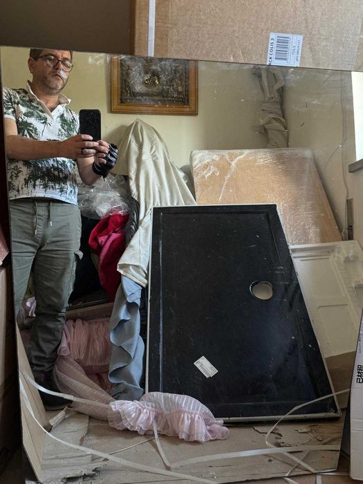 Conjunto de móvel, espelho e sanitários de casa de banho