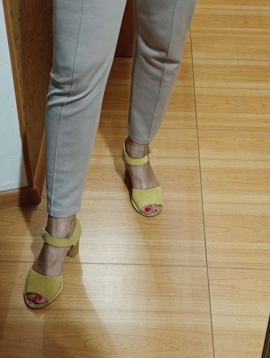 Продам женские Clarks замшевые босоножки