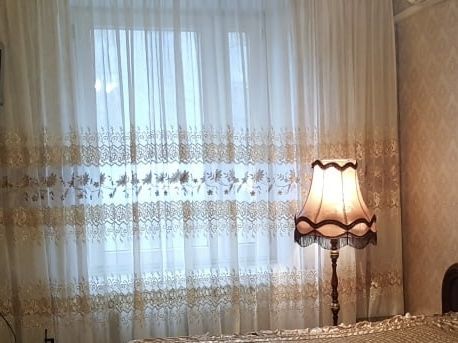 Розкішна молочна штора з золотим мереживом 672×264 см
