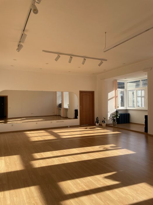 3 хв від метро Оренда світла студія зал погодинно центр йога танці