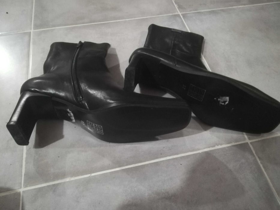 Botas novas em pele para Senhora, tamanho 37.