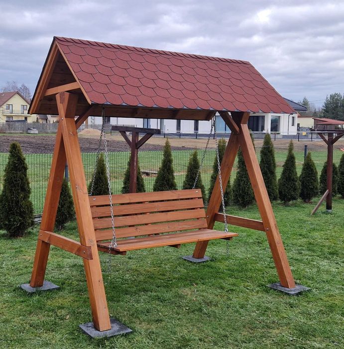 Huśtawka ogrodowa z daszkiem