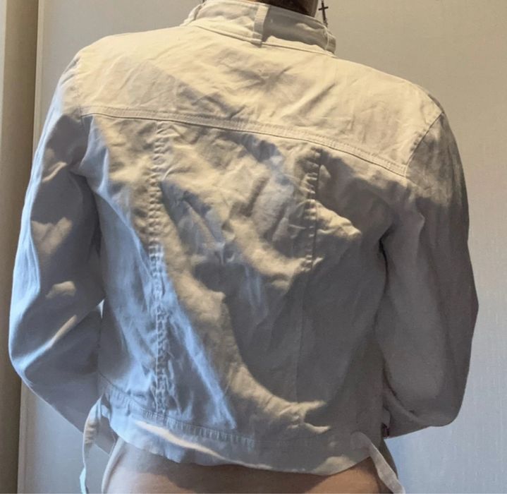 biała ciebka kurtka