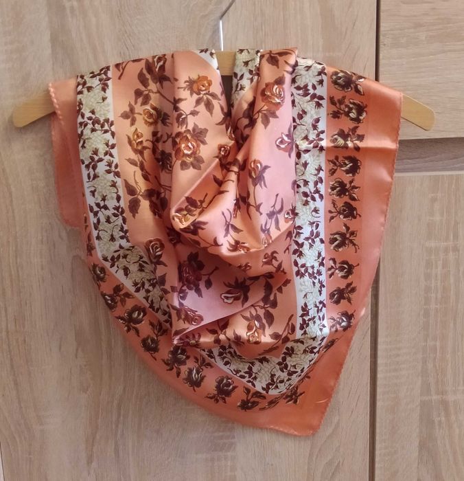Chusta damska – KWIATY – brzoskwiniowy