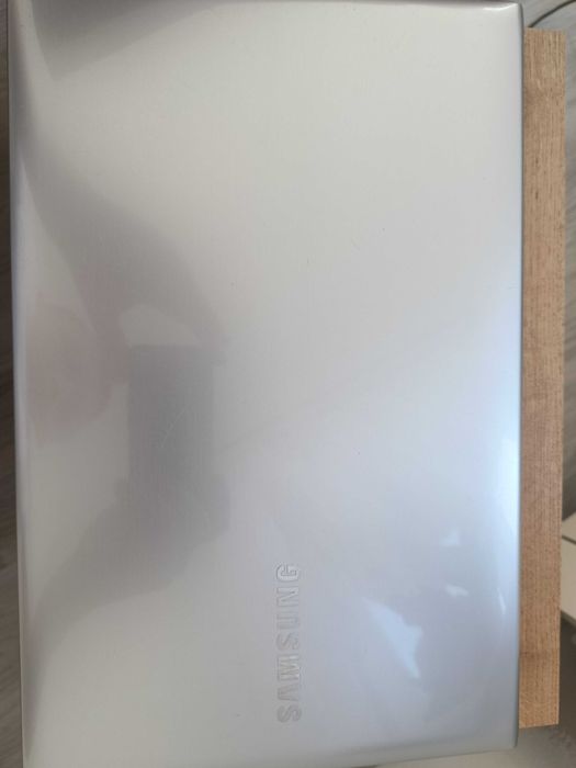 Sprzedam laptopa Samsung NP270E5E