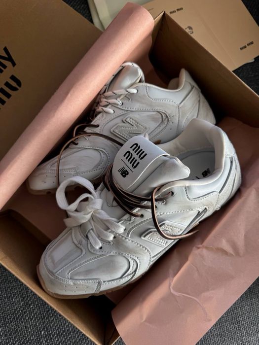 Трендові 2026 Спортивні шкфряні кросівки New Balance Miu Miu White Vintage 530 нью баланс шкіра білі повний комплект