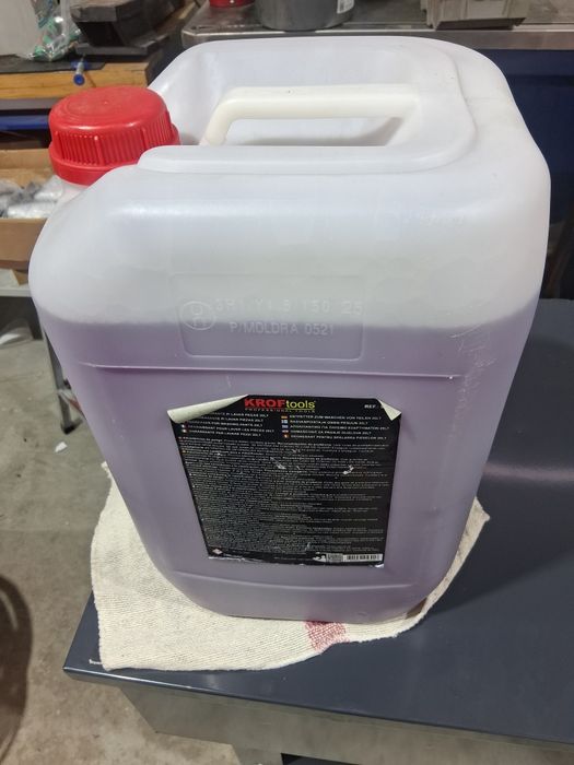 Maquina lavar peças  + liquido lavagem.