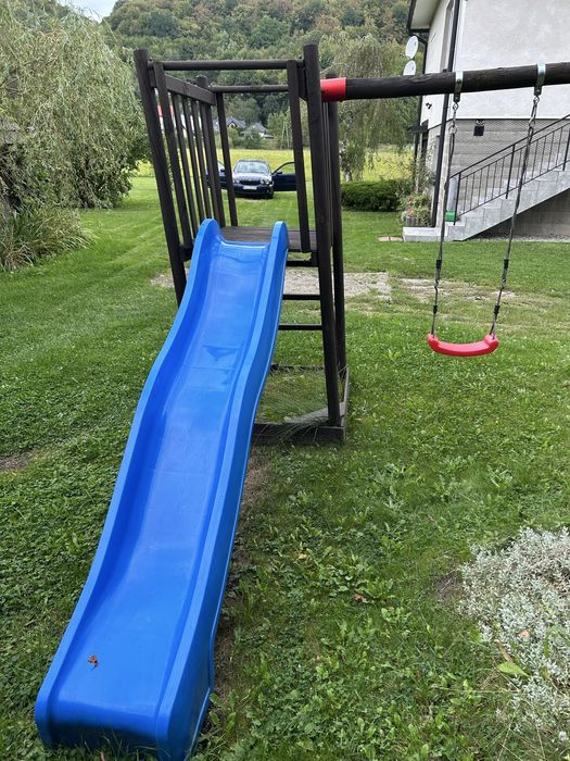 Plac zabaw. Huśtawka zjezdrzalnia trampolina