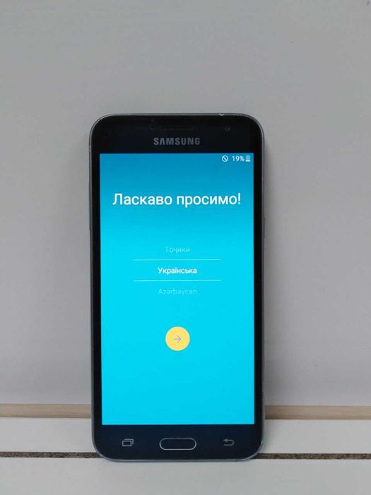 Смартфон Samsung J320