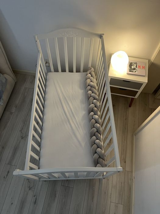 Cama de bebé com grade e altura reguláveis