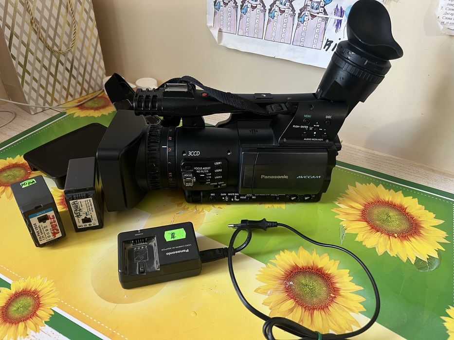 Відеокамера Panasonic AG-HMC154ER б/у 1400h 4 карти памʼяті до неї