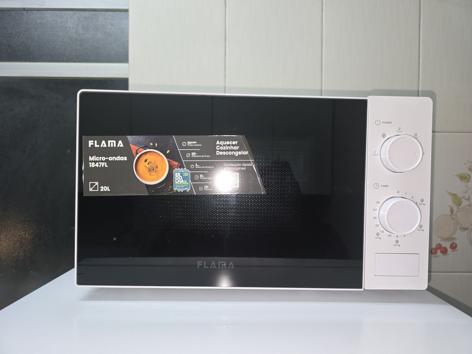 Frigorífico e microondas