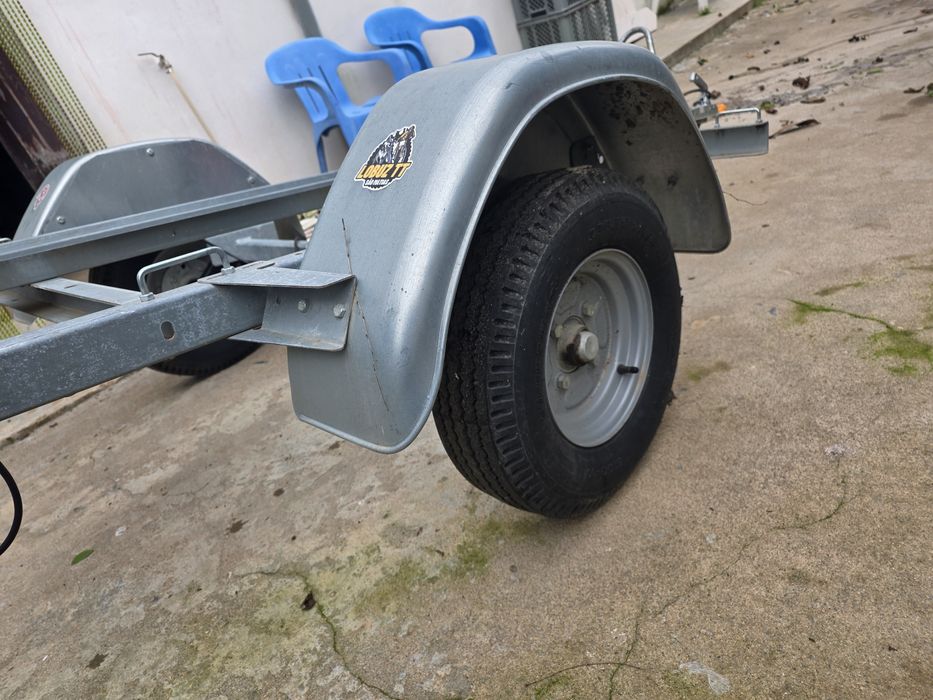 Reboque com tranca e rampa