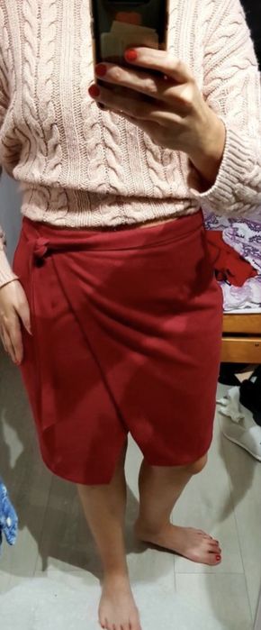 Spódnica w idealnym stanie firmy River Island rozmiar 38/M . Kolor burgundowy.