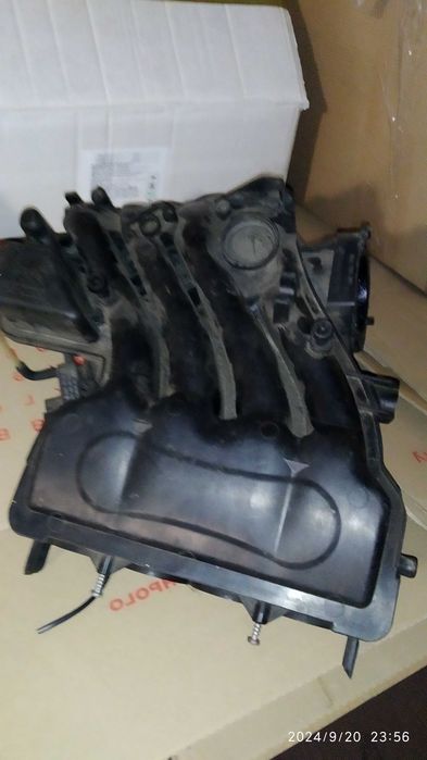 Впускной коллектор, фари 1,6 Audi, Skoda, Seat, VW06А133206N